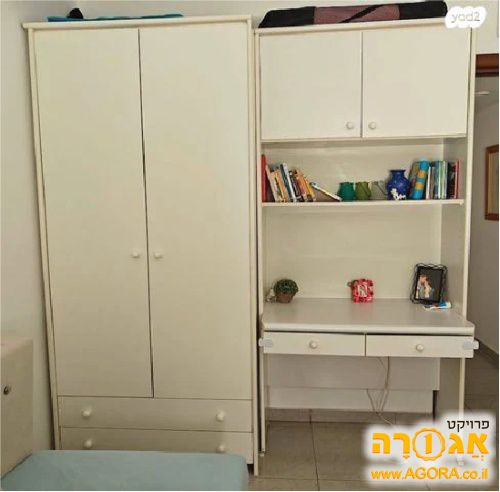 ארון בגדים ושולחן כתיבה