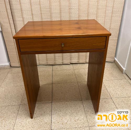 שולחן כתיבה קטן