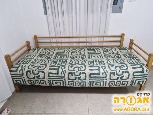 מיטת יחיד עם ארגז מצעים