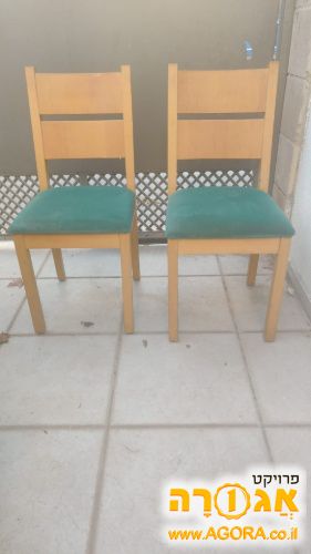 שני כסאות מרופדים