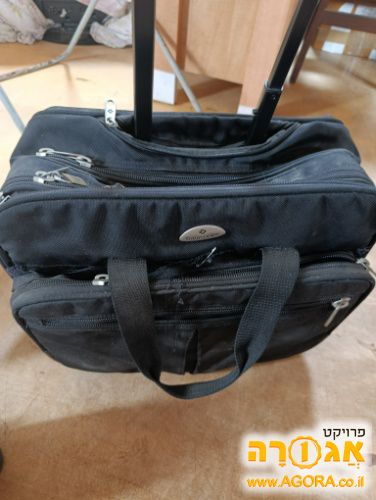 תיק שחור על גלגלים (טרולי עבודה)