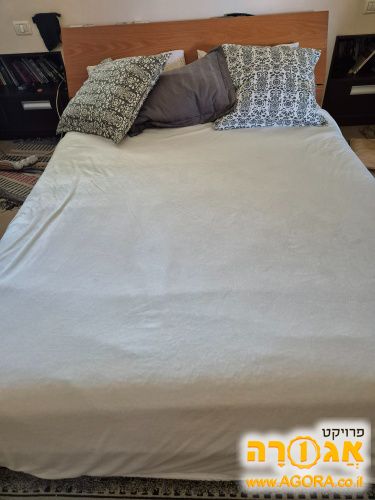 מיטה זוגית עם מזרון וארגז מצעים