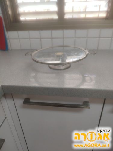 צלחת על רגל כבסיס לעוגה וכד