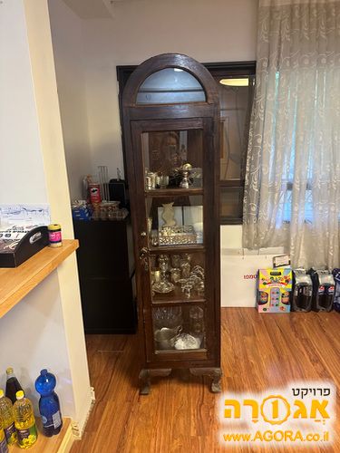 ארון עץ וזכוכית