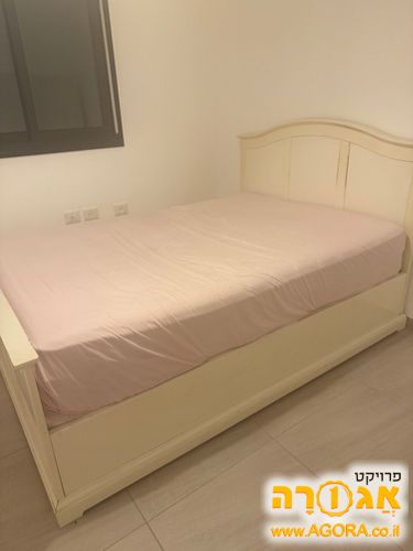 מיטה זוגית מעץ עם מזרן