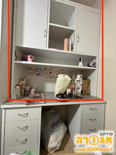 כוננית ספרים לבנה