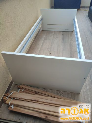 מיטה לבנה