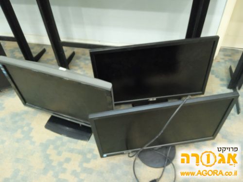 שלושה צגי PC