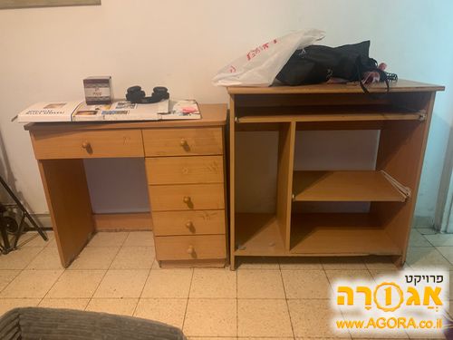 שתי שידות כתיבה/מחשב