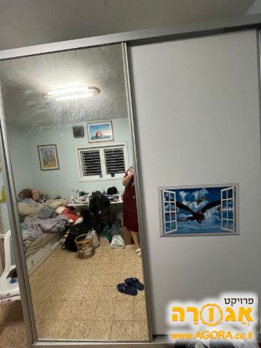 ארון בגדים עם דלתות הזזה ועם מראה גדולה