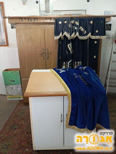 ארון קודש ובימה