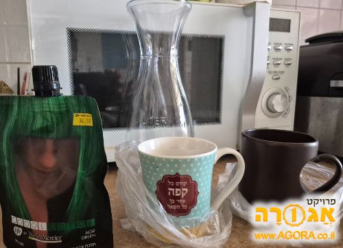 צבע ירוק לשיער. אגרטל וכוסות מחיפה