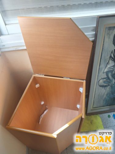 שידה פינתית נפתחת מלמעלה