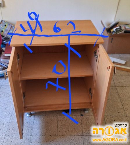 שידה קטנה 2 דלתות על גלגלים