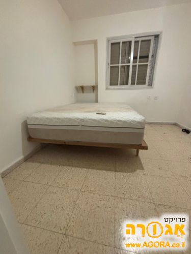 מיטה וחצי בסיס עץ ומזרן עבה - איסוף מלוד
