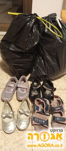 נעליים לבנות מידה 28-30 + בגדים 2 שקיות