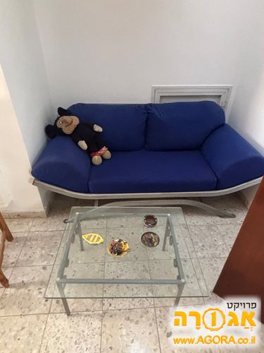 ספה ושולחן קטן