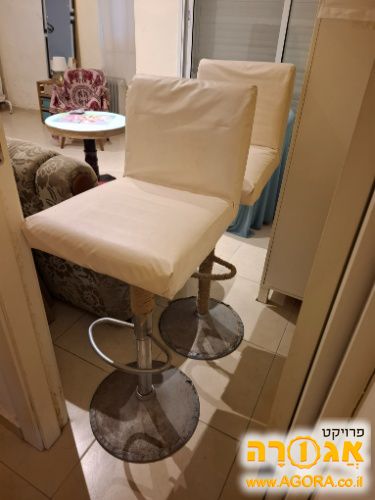 שני כיסאות בר ישנים