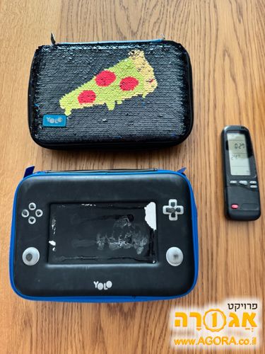 שני קלמרים של YOLO
