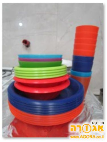 צלחות וכוסות פלסטיק