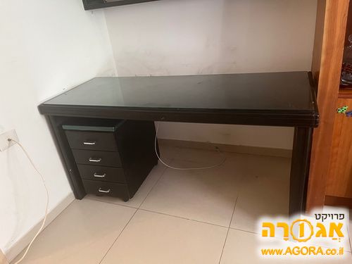 שולחן כתיבה עם שידת מגירות ומדפים תלויים