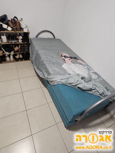מיטת יחיד עם ארגז מצעים