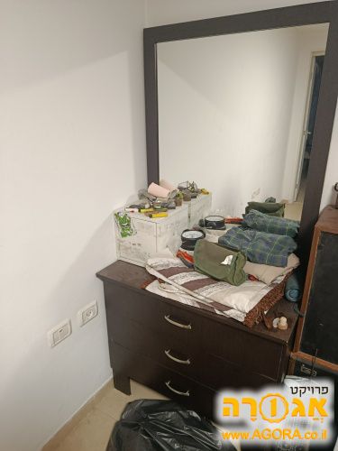 שידה עם מראה