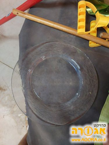 12 צלחות זכוכית גדולות ו-4 צלחות הגשה
