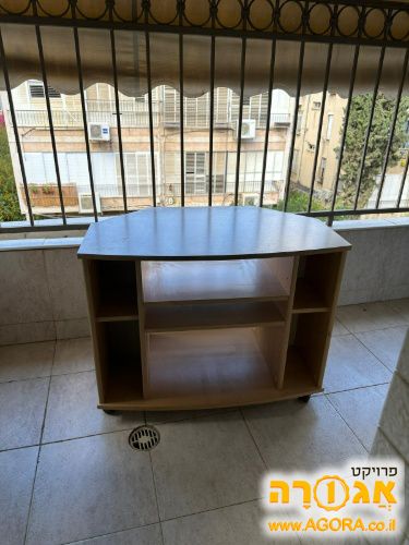 מעמד/כוננית לטלוויזיה עם מדפים