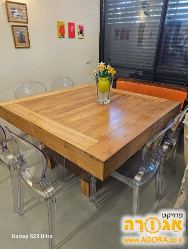 שולחן אוכל יפיפה עם 2 הרחבות