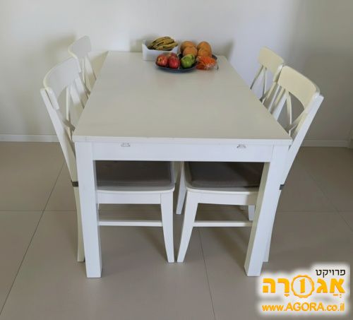 שולחן אוכל וכסאות
