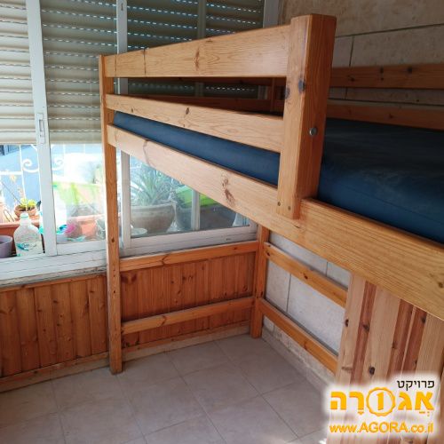 מיטה גלריה ושולחן