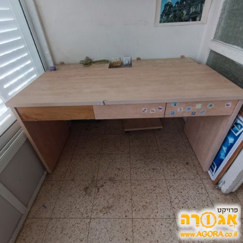 שולחן נהדר עם 3 מגרות