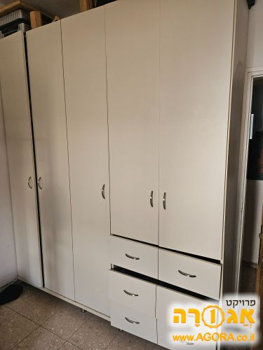 ארון בגדים לבן