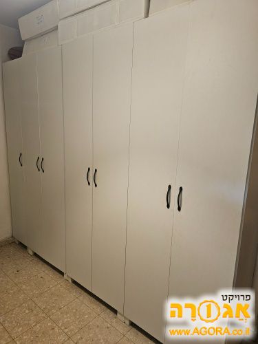 ארון בגדים בצבע לבן