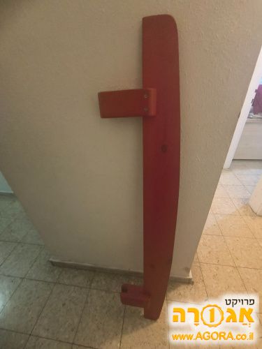 מעקה אדום למיטה