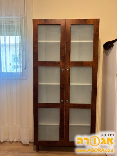ארון מעץ חזיתות מזכוכית. גובה 192, רוחב:
