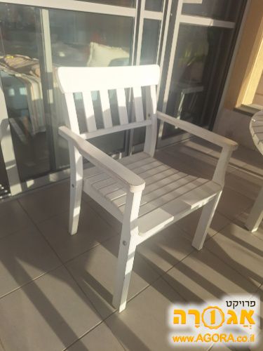 4 כיסאות לבנים מעץ