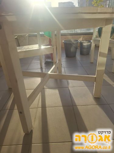 שולחן לבן מעץ