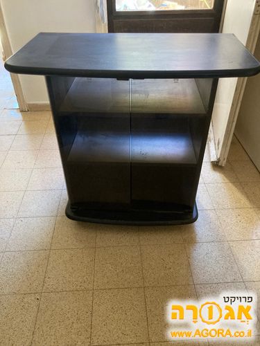 שידה שחורה על גלגלים