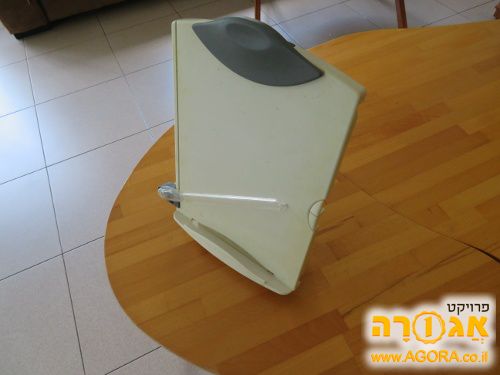 לוח להדפסה ליד המחשב