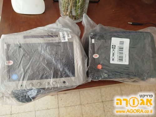 2 מסכי מולטימדיה ישנים יחסית למשענת הרכב