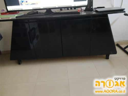 שידה שחורה