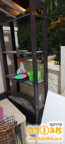 ארונית מדפים במצב טוב. דרוש ניקוי