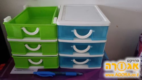 שתי כונניות פלסטיק קטנות