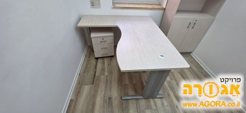 שולחנות משרד מעוצבות עם ארון תואם