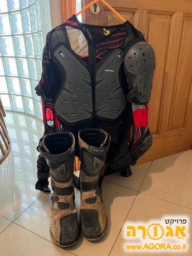 מגפי רכיבה ואפוד מגן לאופנוע