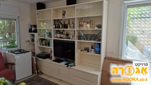 ספריה לסלון, דלתות זכוכית, מדפים ומגירות