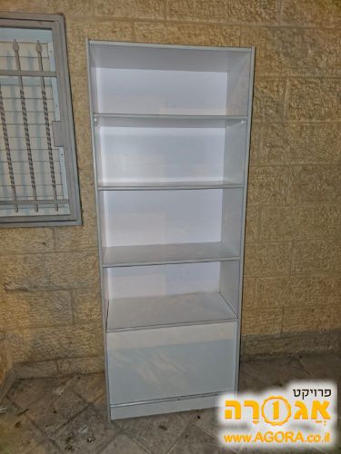 כוננית עם תא מצעים