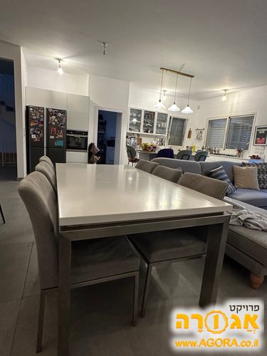 שולחן וכסאות